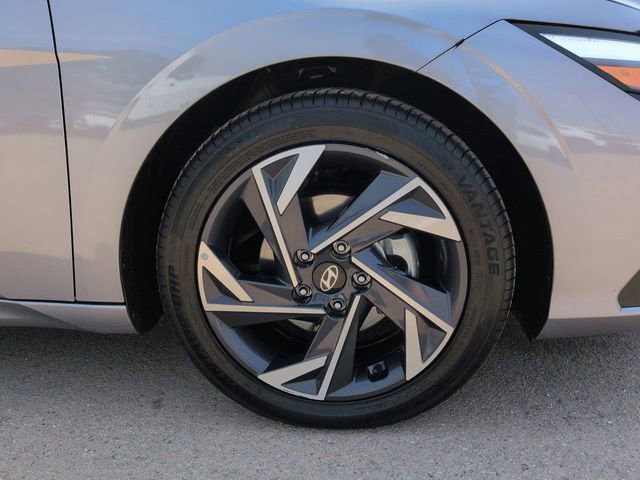 Used 2025 Hyundai Elantra SEL image 12