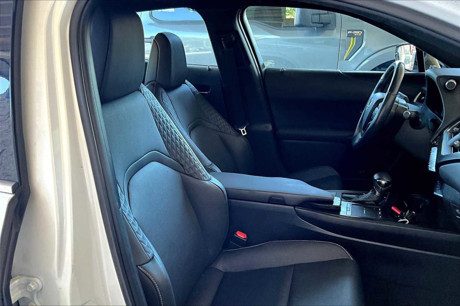 Used 2022 Lexus UX 200 w/ Premium Package image 10