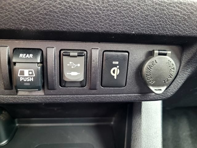 Used 2018 Toyota Tacoma TRD Off-Road w/ Technology Package AWD/4WD image 18