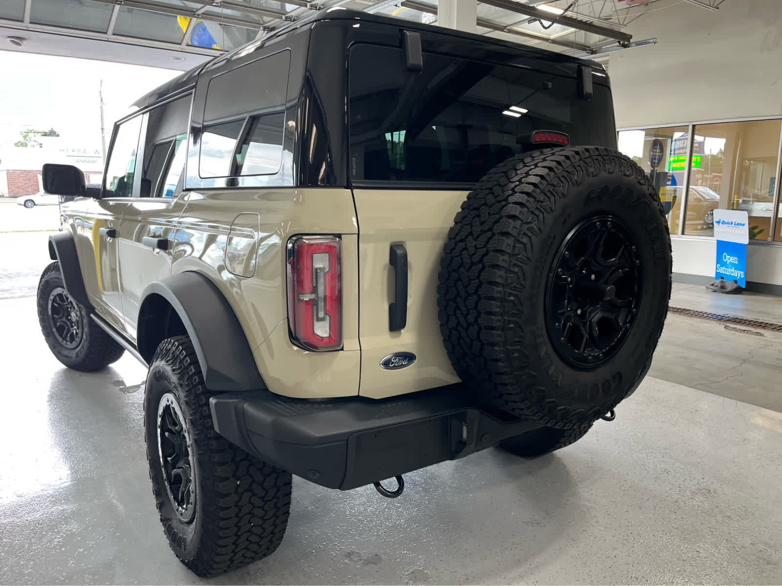 Certified 2025 Ford Bronco Badlands AWD/4WD image 4