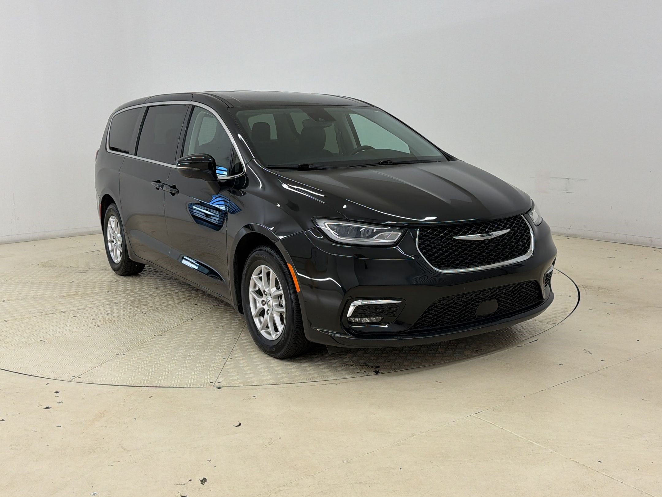Used 2023 Chrysler Pacifica Touring-L FWD image 7