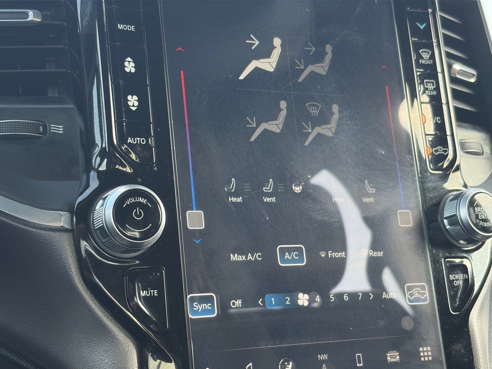 Used 2022 RAM 1500 Laramie AWD/4WD image 17