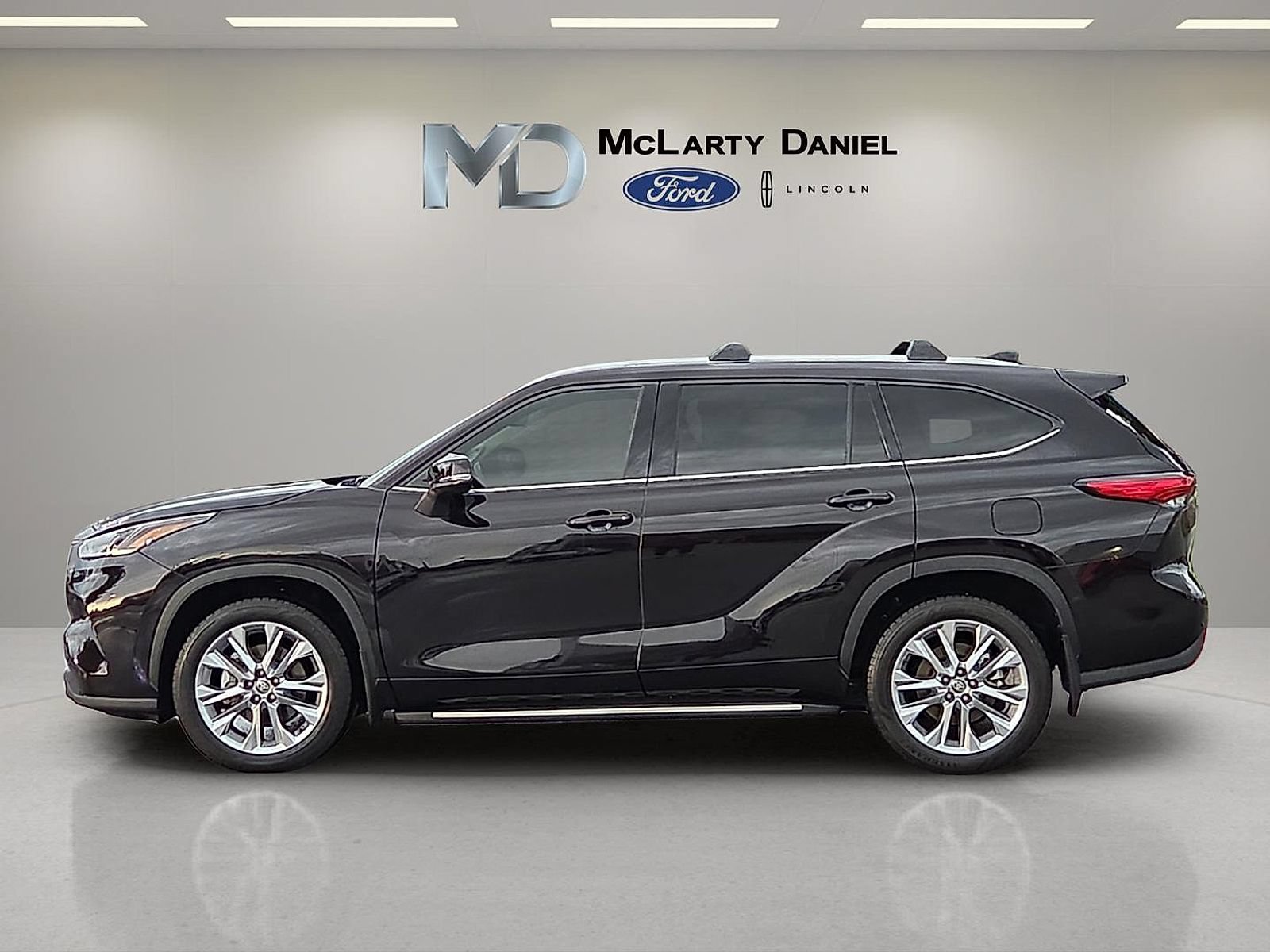 Used 2021 Toyota Highlander Limited FWD image 3