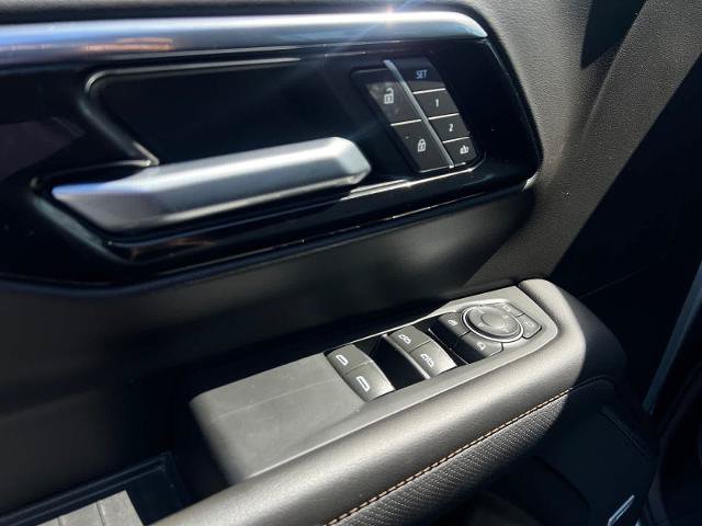 Used 2025 Chevrolet Suburban High Country AWD/4WD image 17