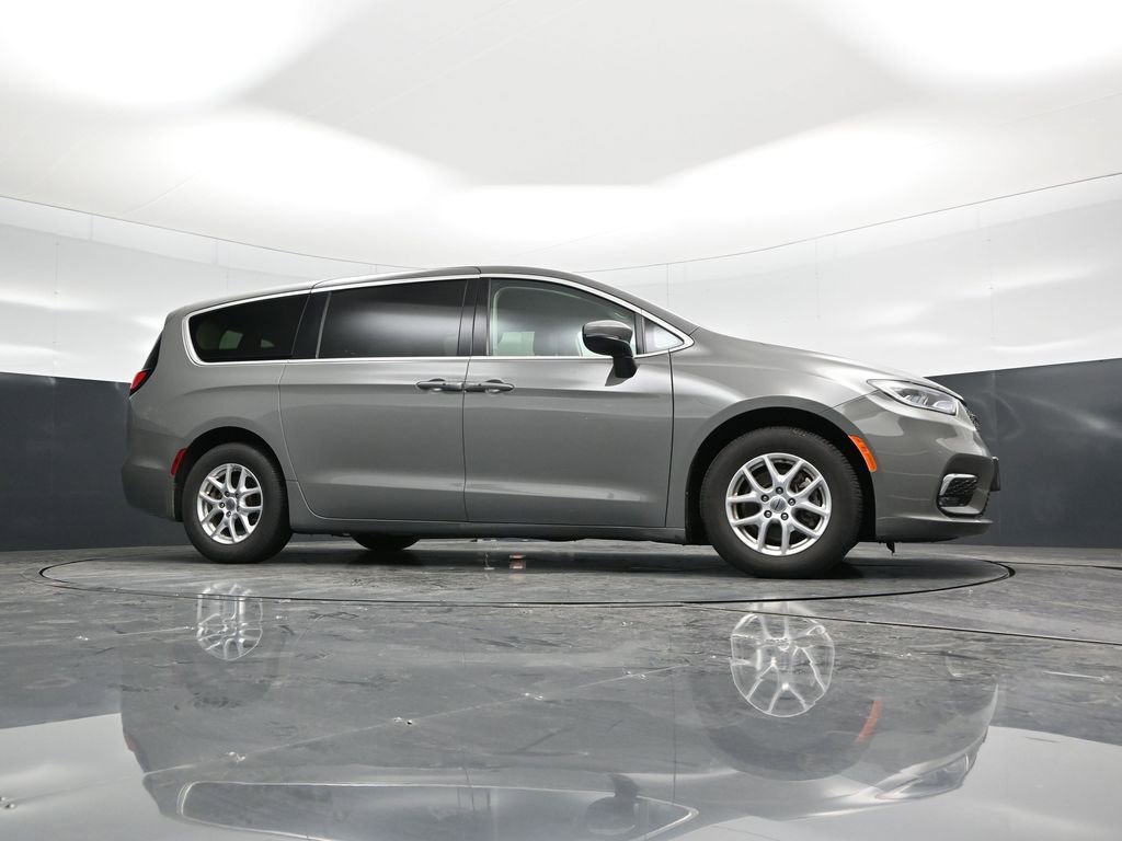 Used 2023 Chrysler Pacifica Touring-L image 50