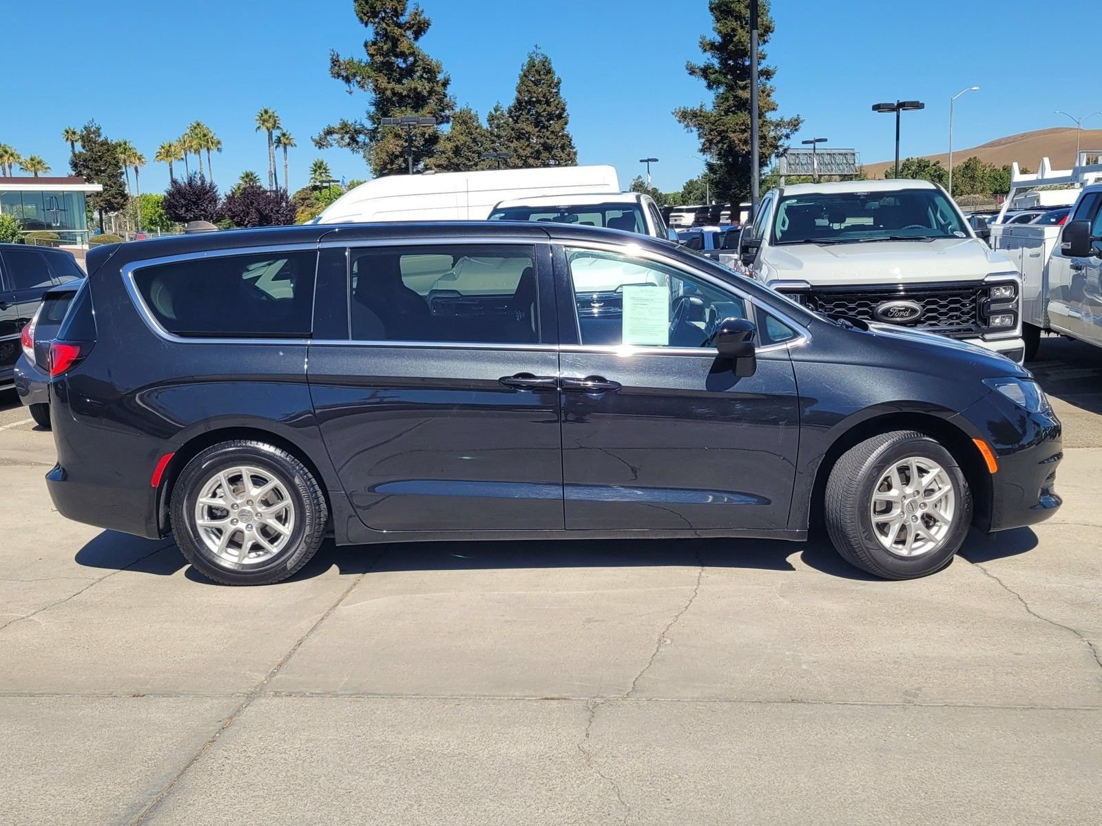 Used 2024 Chrysler Voyager LX FWD image 3