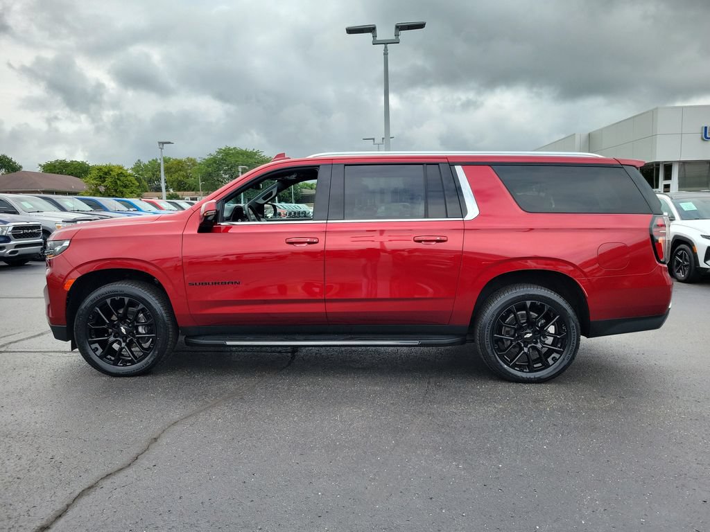 Used 2024 Chevrolet Suburban LT w/ Luxury Package AWD/4WD image 7