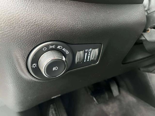 Used 2023 Jeep Compass Limited w/ Sun and Sound Group AWD/4WD image 18