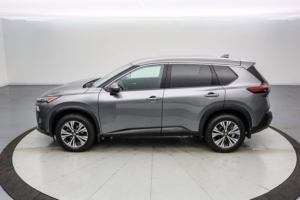 Used 2021 Nissan Rogue SV image 2