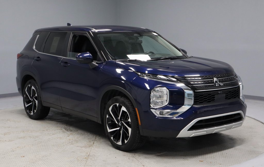 Used 2024 Mitsubishi Outlander SE image 1