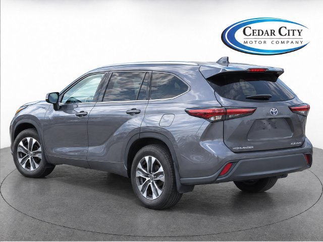 Used 2024 Toyota Highlander XLE AWD/4WD image 3