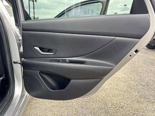 Used 2021 Hyundai Elantra SE FWD image 27