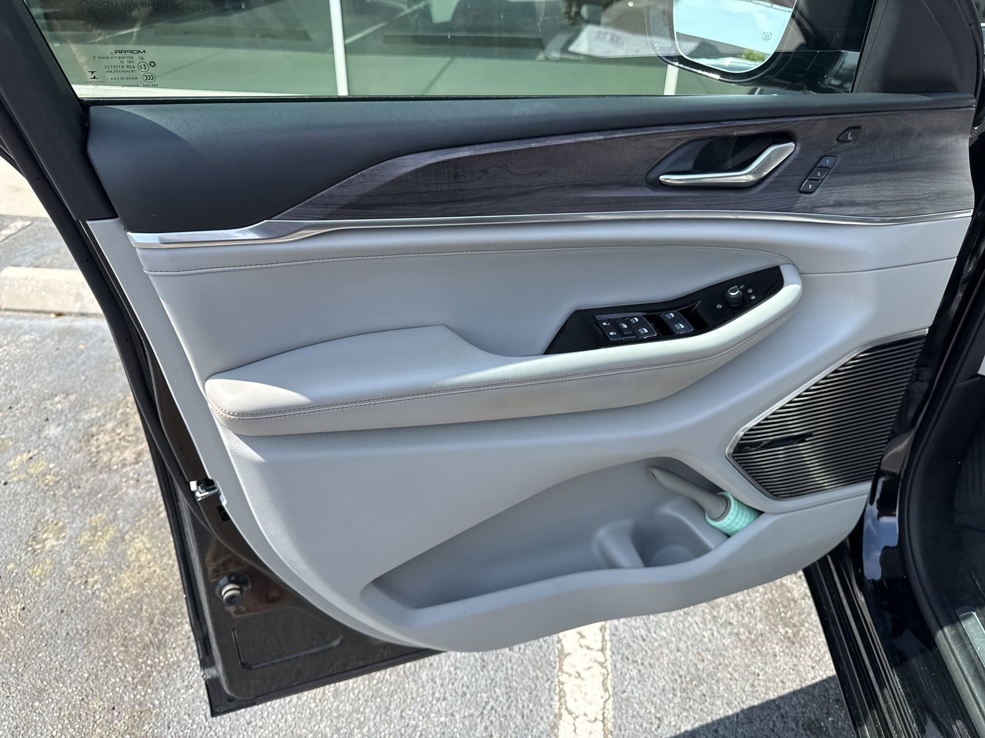 Used 2022 Jeep Grand Cherokee Overland w/ Luxury Tech Group IV image 16