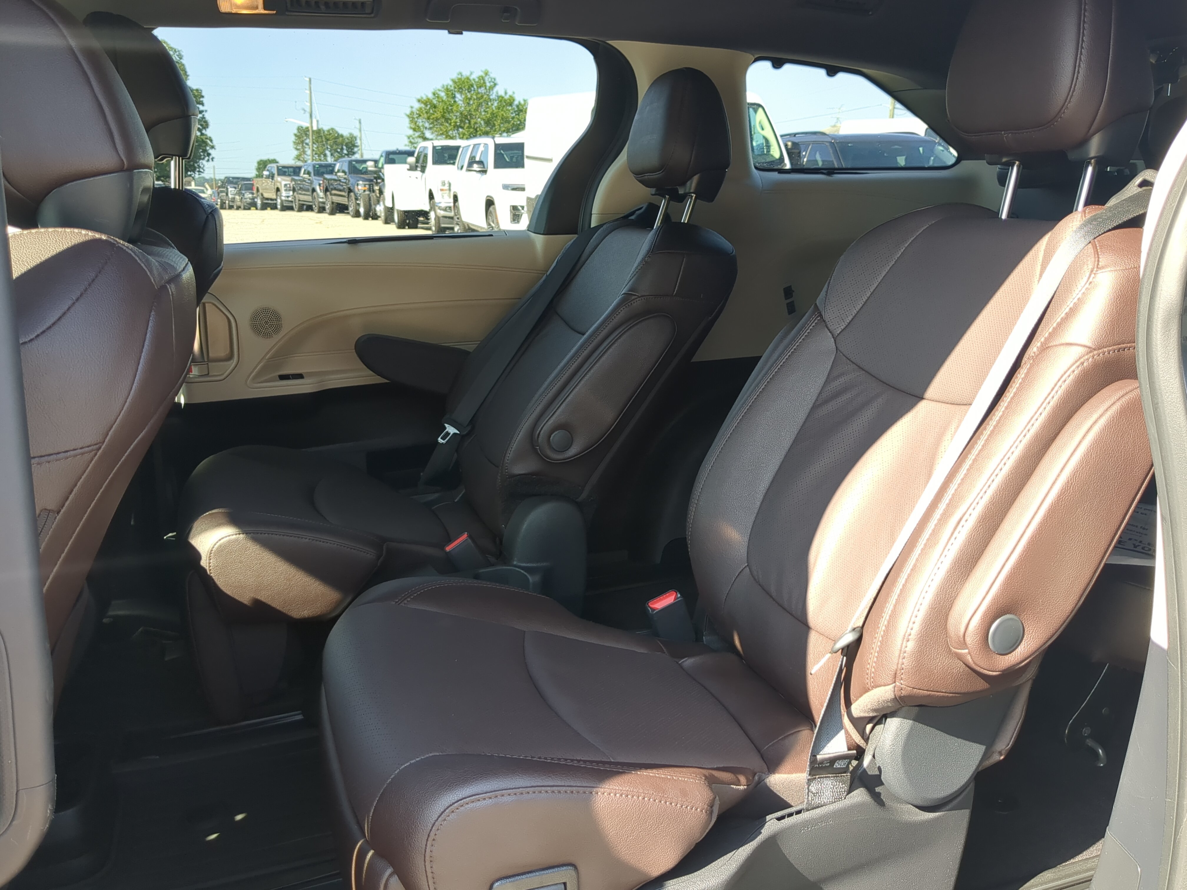 Used 2023 Toyota Sienna Platinum FWD image 12