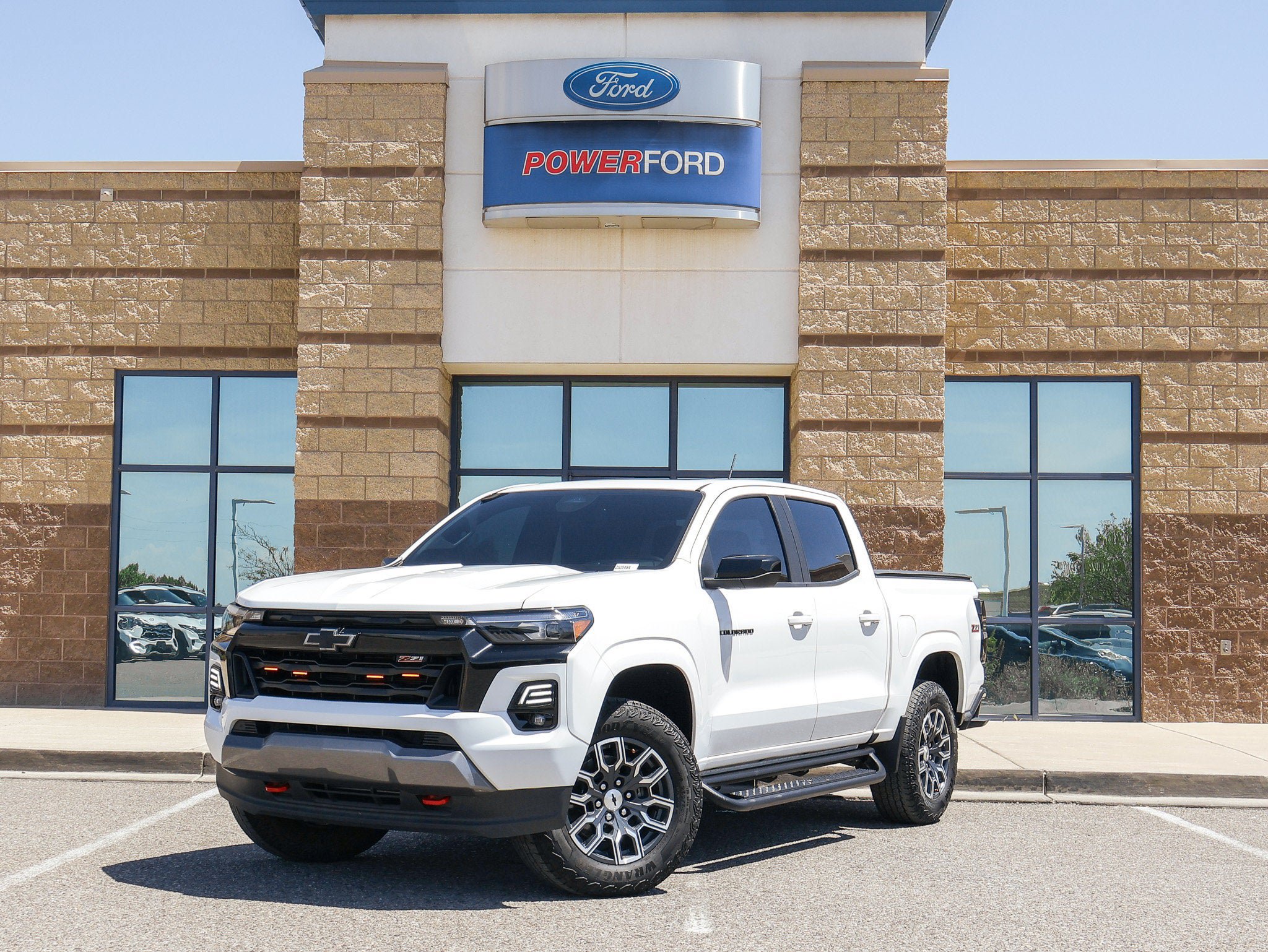 Used 2023 Chevrolet Colorado Z71 w/ Z71 Convenience Package 2 AWD/4WD image 2