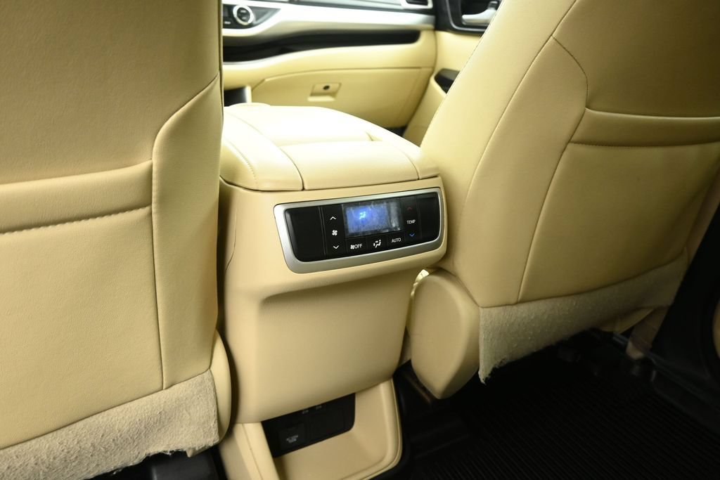 Used 2018 Toyota Highlander XLE AWD/4WD image 21