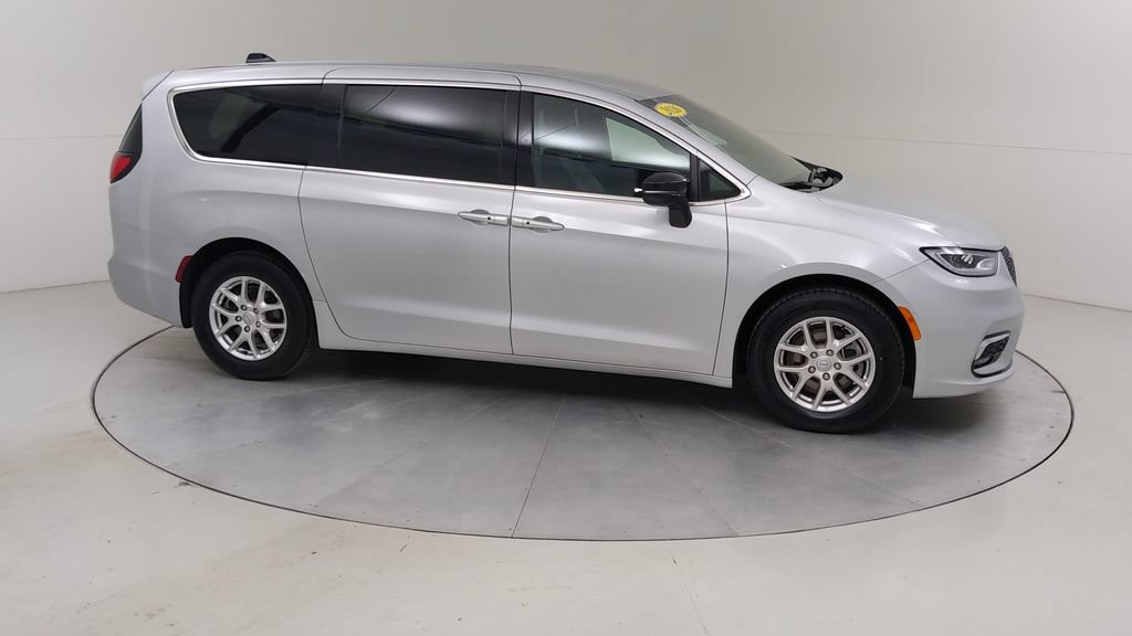 Used 2026 Chrysler Pacifica Select FWD image 11