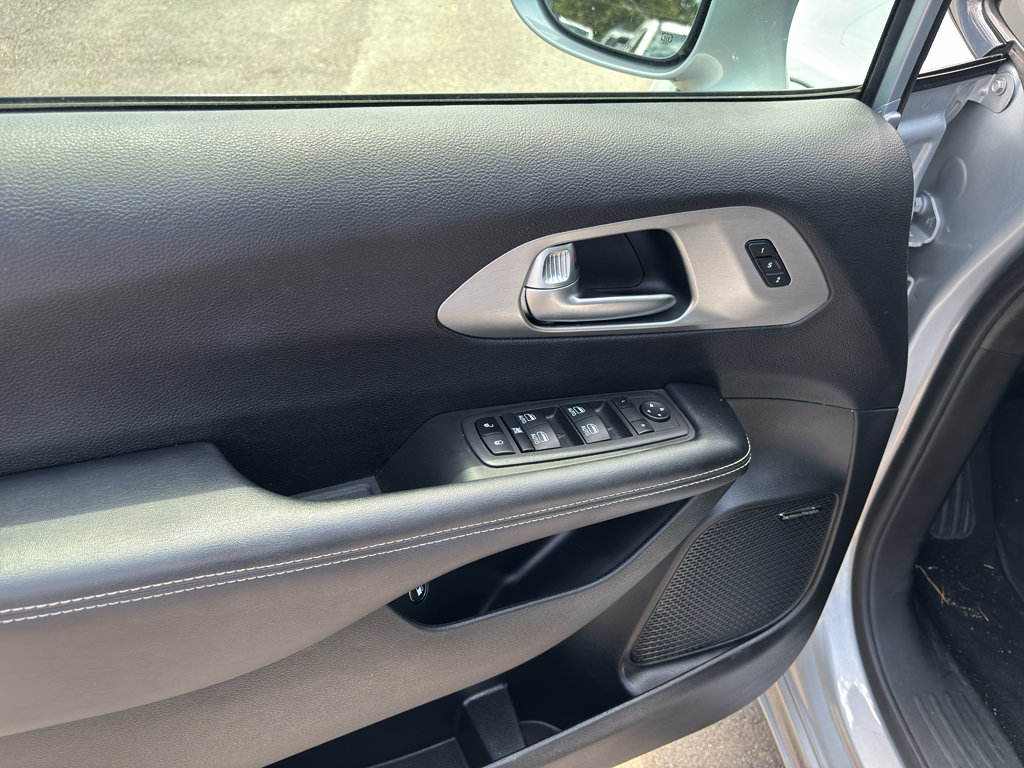 Used 2022 Chrysler Pacifica Limited w/ S Appearance Package FWD image 9