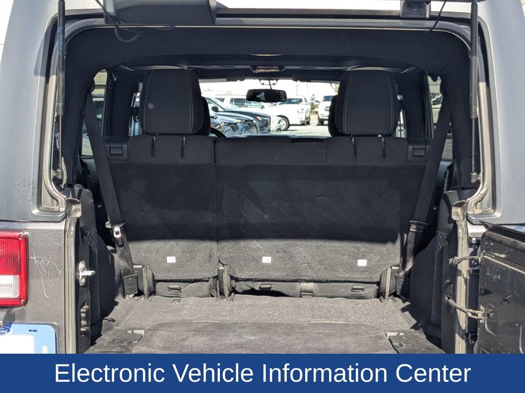 Used 2017 Jeep Wrangler Unlimited Rubicon w/ Connectivity Group image 13