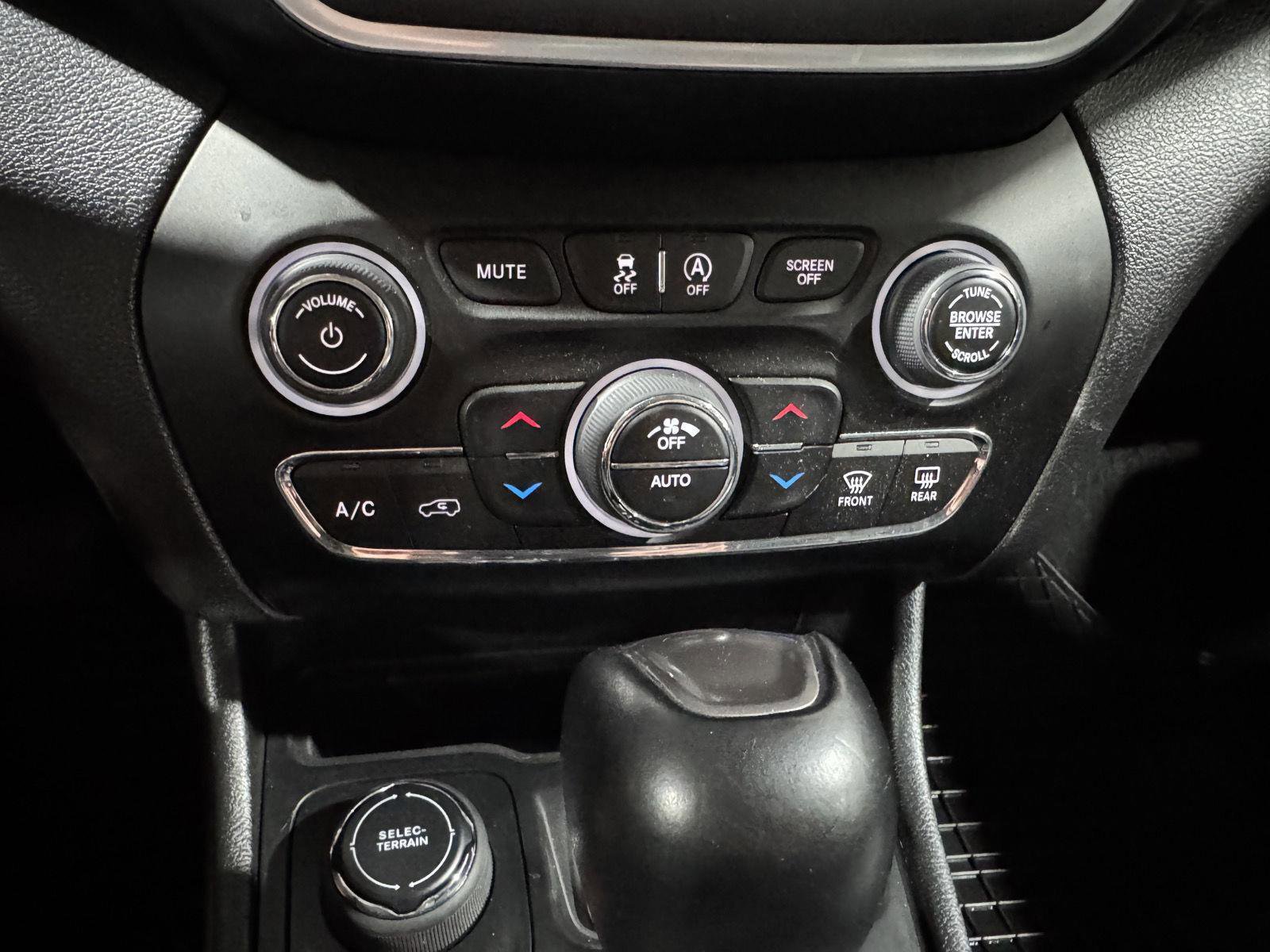 Used 2023 Jeep Cherokee Altitude Lux AWD/4WD image 32