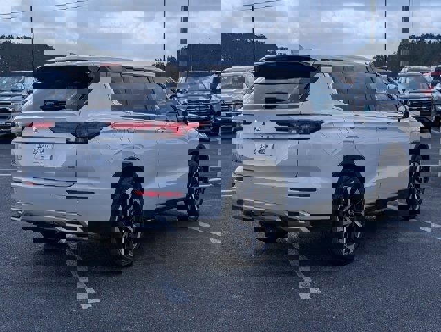 Used 2024 Mitsubishi Outlander SE image 5