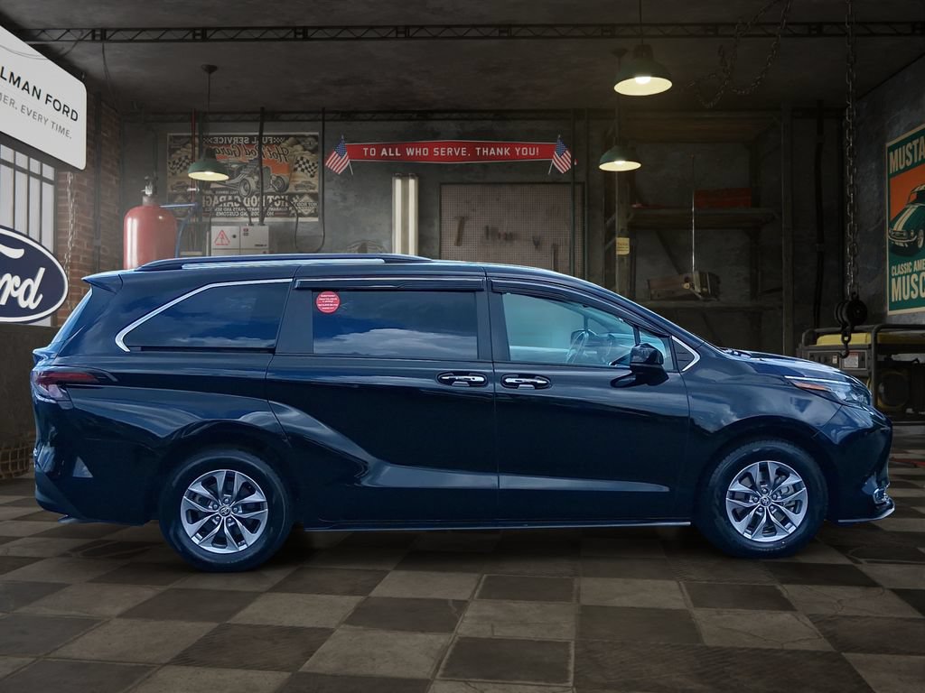 Used 2023 Toyota Sienna XLE FWD image 7