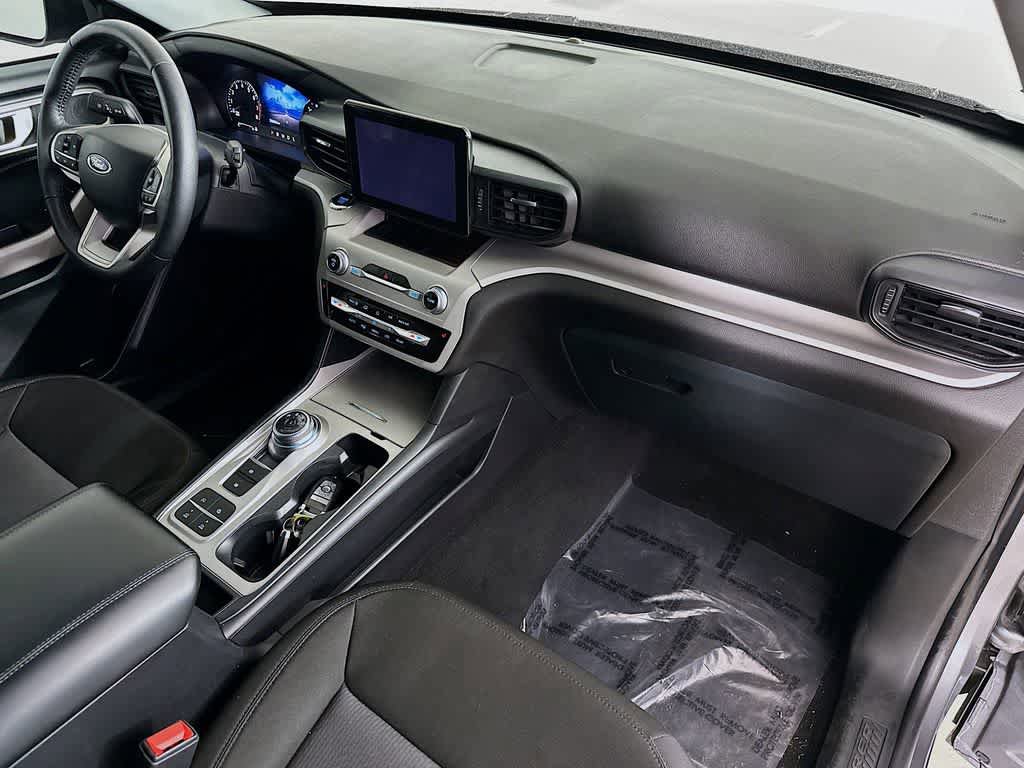 Certified 2024 Ford Explorer XLT RWD image 32