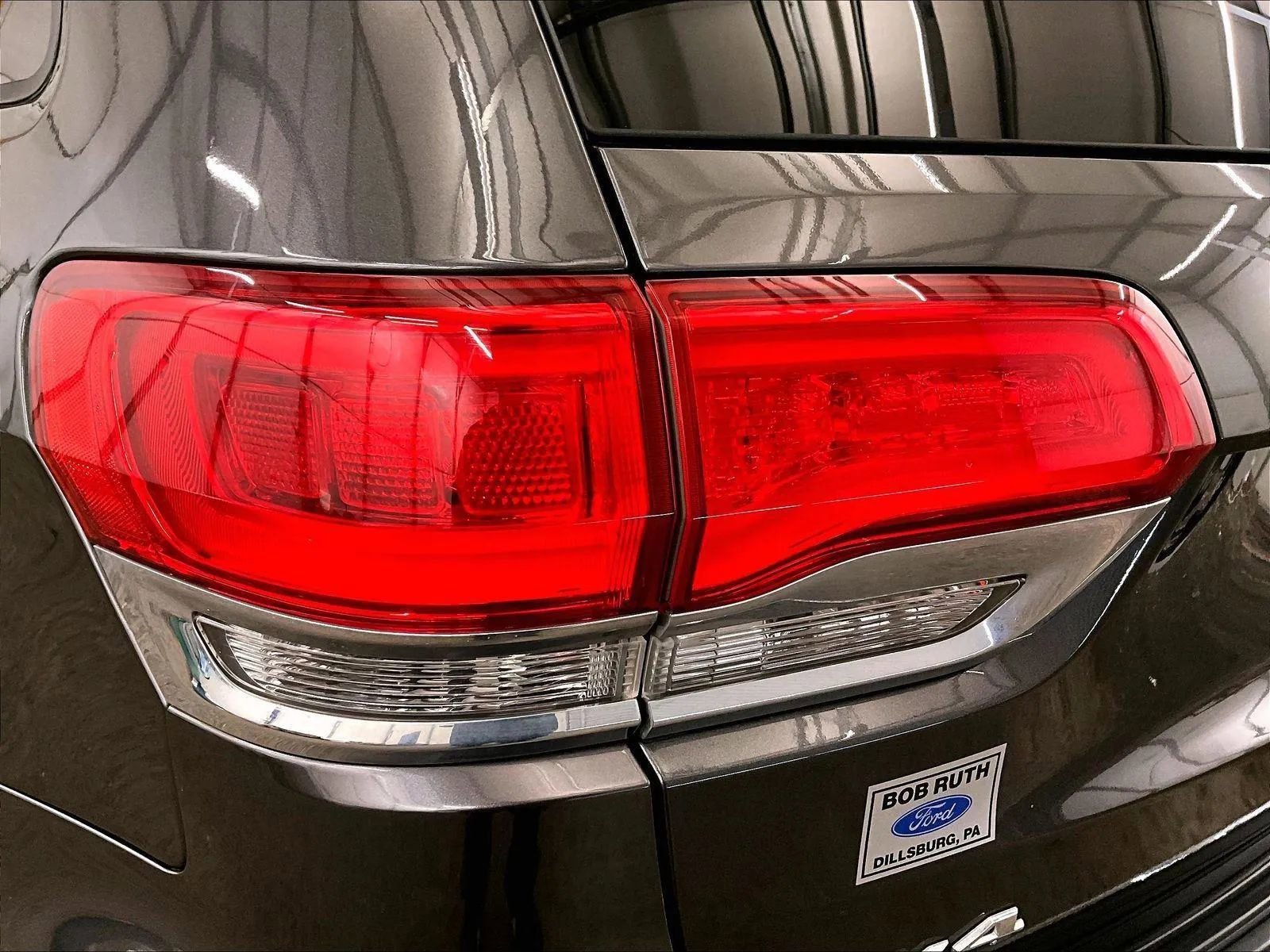 Used 2019 Jeep Grand Cherokee Overland AWD/4WD image 28