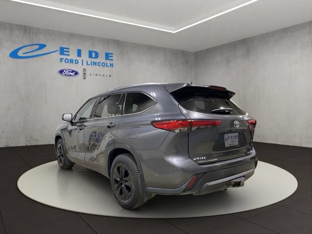 Used 2021 Toyota Highlander XLE AWD/4WD image 8