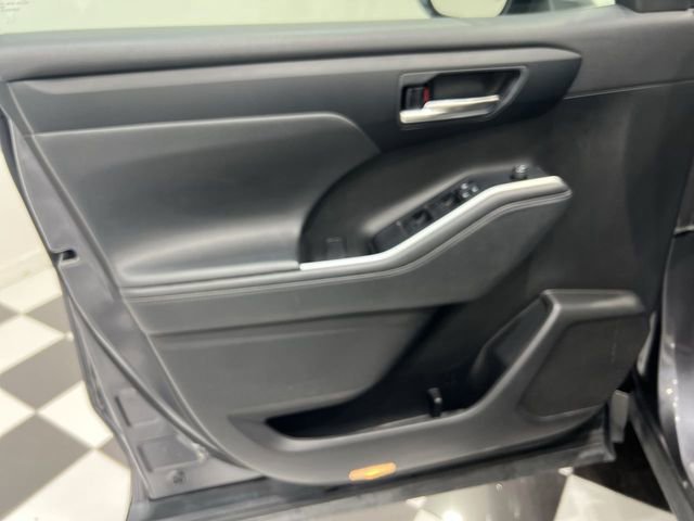 Used 2022 Toyota Highlander XLE FWD image 21