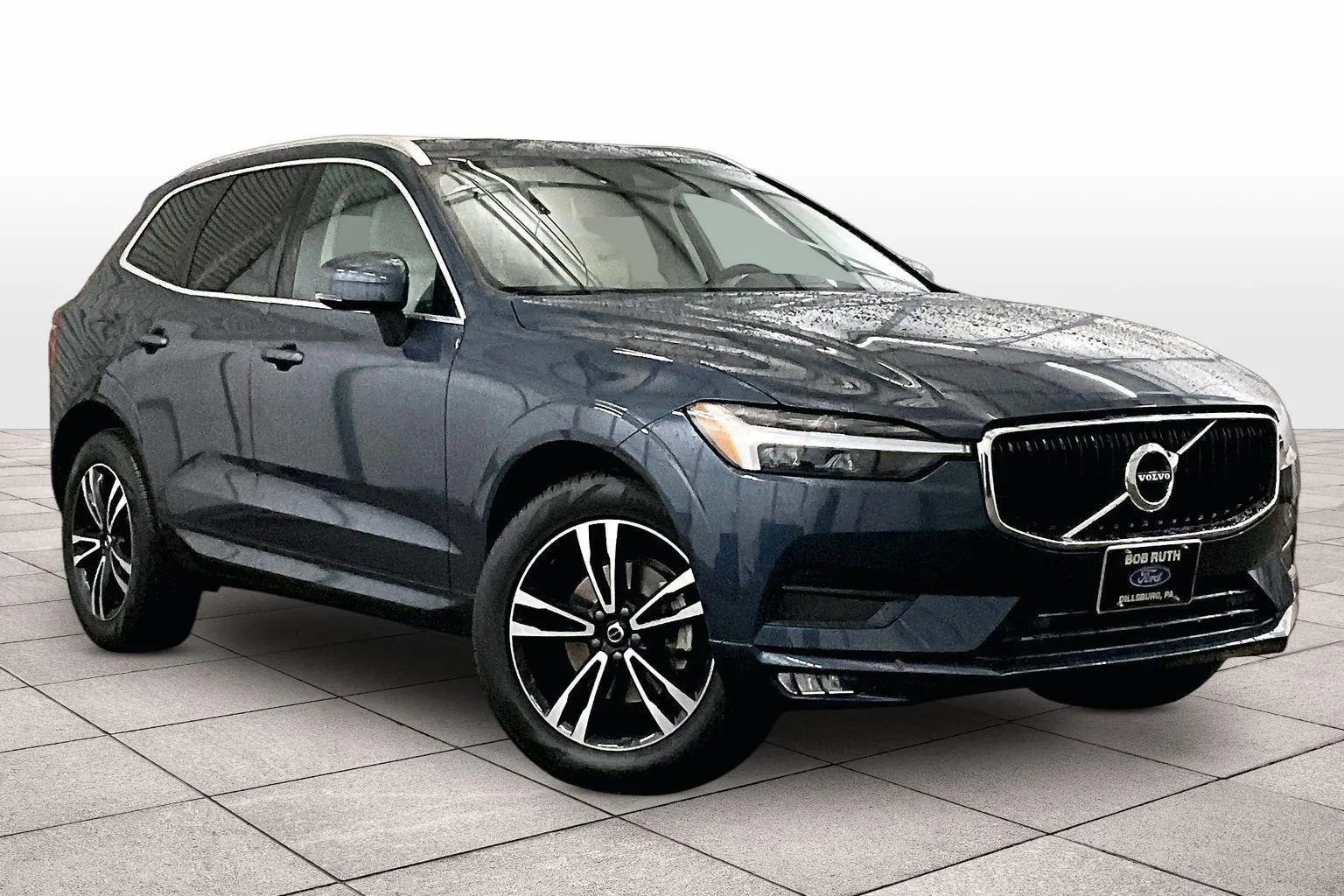 Used 2021 Volvo XC60 T5 Momentum w/ Premium Package image 2