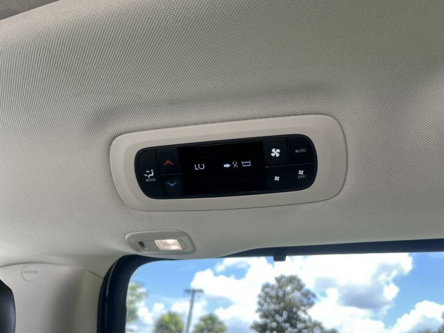 Used 2020 Chrysler Pacifica Limited w/ Advanced Safetytec Group FWD image 24