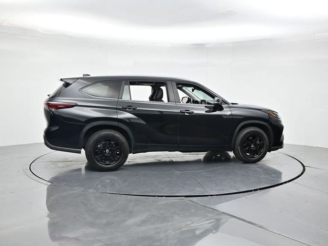 Used 2024 Toyota Highlander XLE FWD image 2