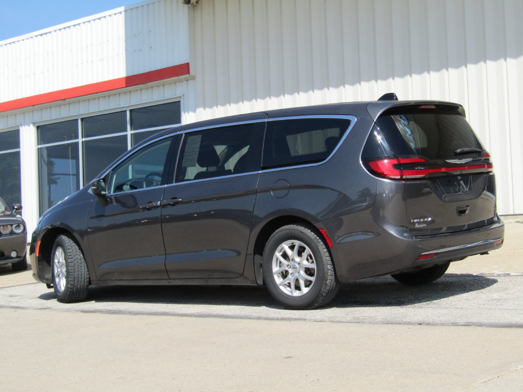 Used 2023 Chrysler Pacifica Touring-L FWD image 10
