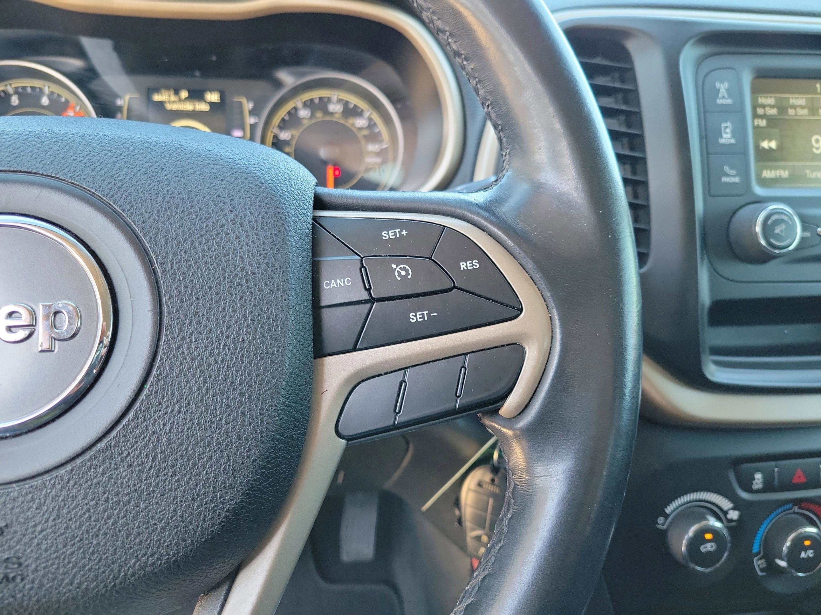 Used 2018 Jeep Cherokee Latitude w/ Altitude Package image 13