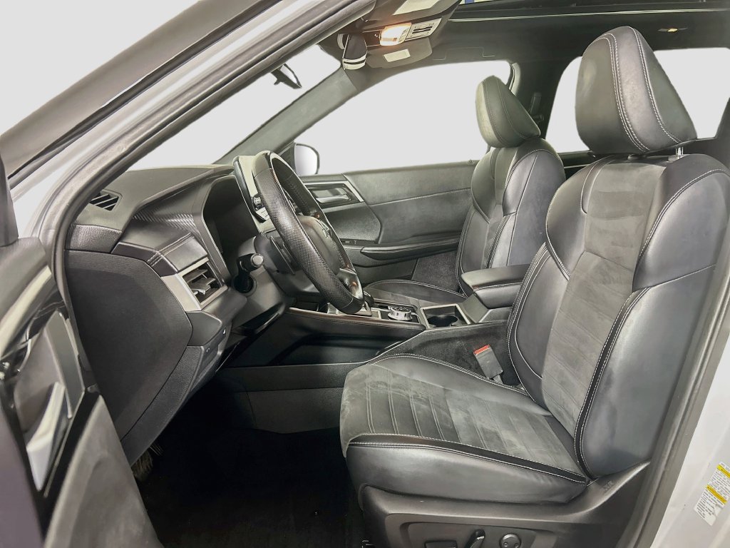 Used 2024 Mitsubishi Outlander AWD image 12