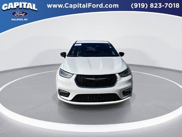 Used 2025 Chrysler Pacifica Select FWD image 3