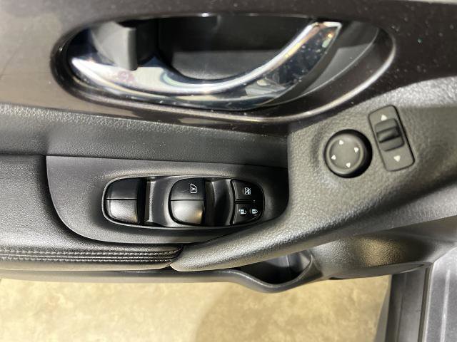 Used 2018 Nissan Rogue SV w/ Sun & Sound Touring Package image 20