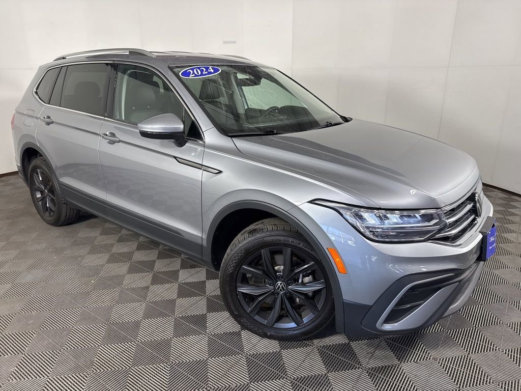 Used 2024 Volkswagen Tiguan SE image 2