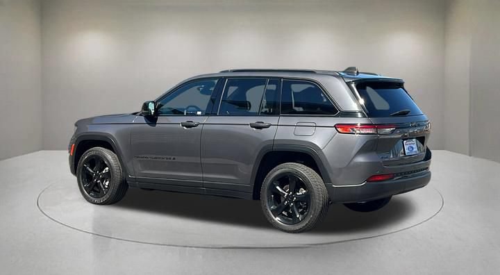 Used 2023 Jeep Grand Cherokee Altitude AWD/4WD image 4