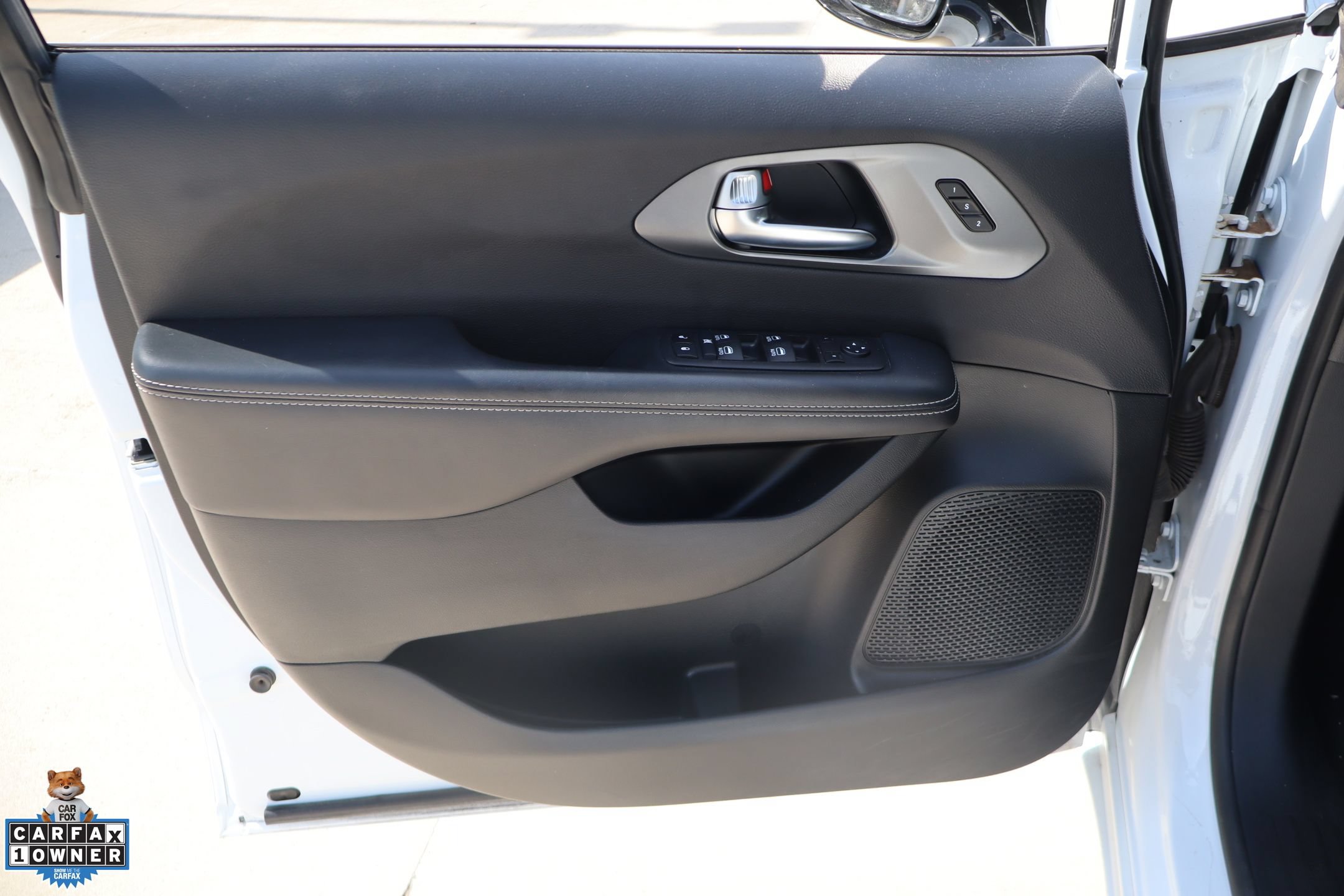 Used 2025 Chrysler Pacifica Select FWD image 12