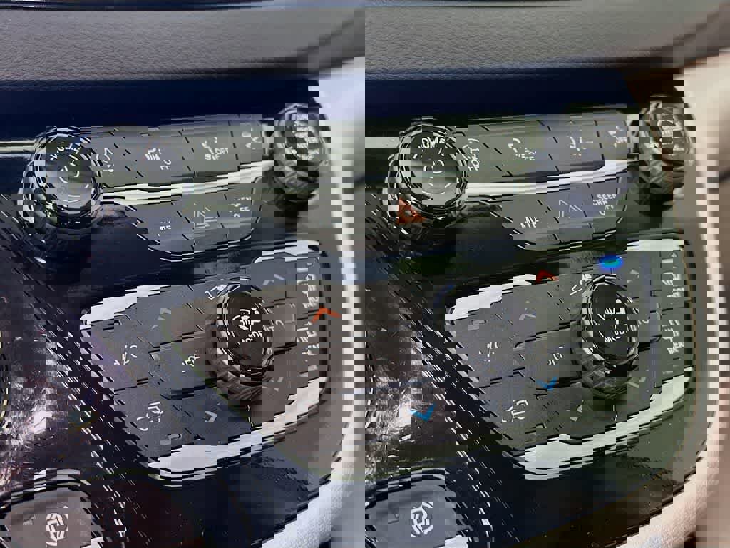 Used 2024 Chrysler Pacifica Touring-L image 21