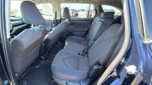 Used 2024 Toyota Highlander LE AWD/4WD image 16