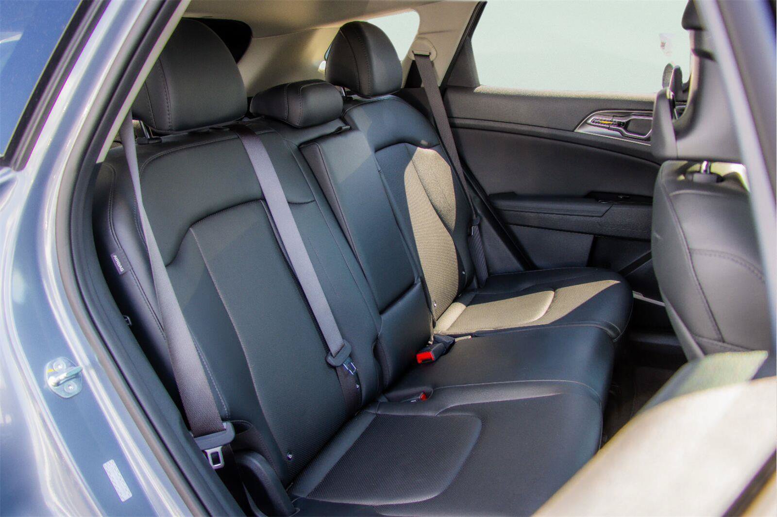 Used 2025 Kia Sportage EX FWD image 8