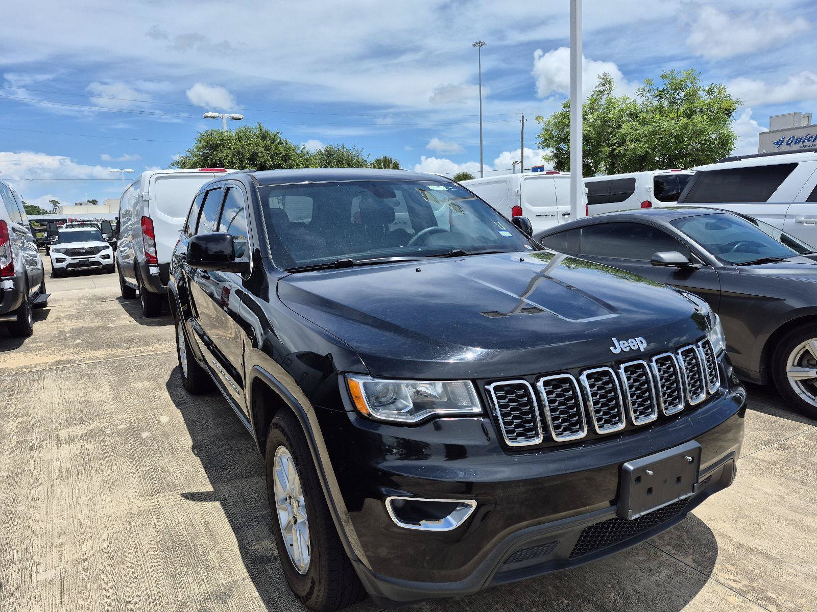Used 2019 Jeep Grand Cherokee Laredo AWD/4WD image 2