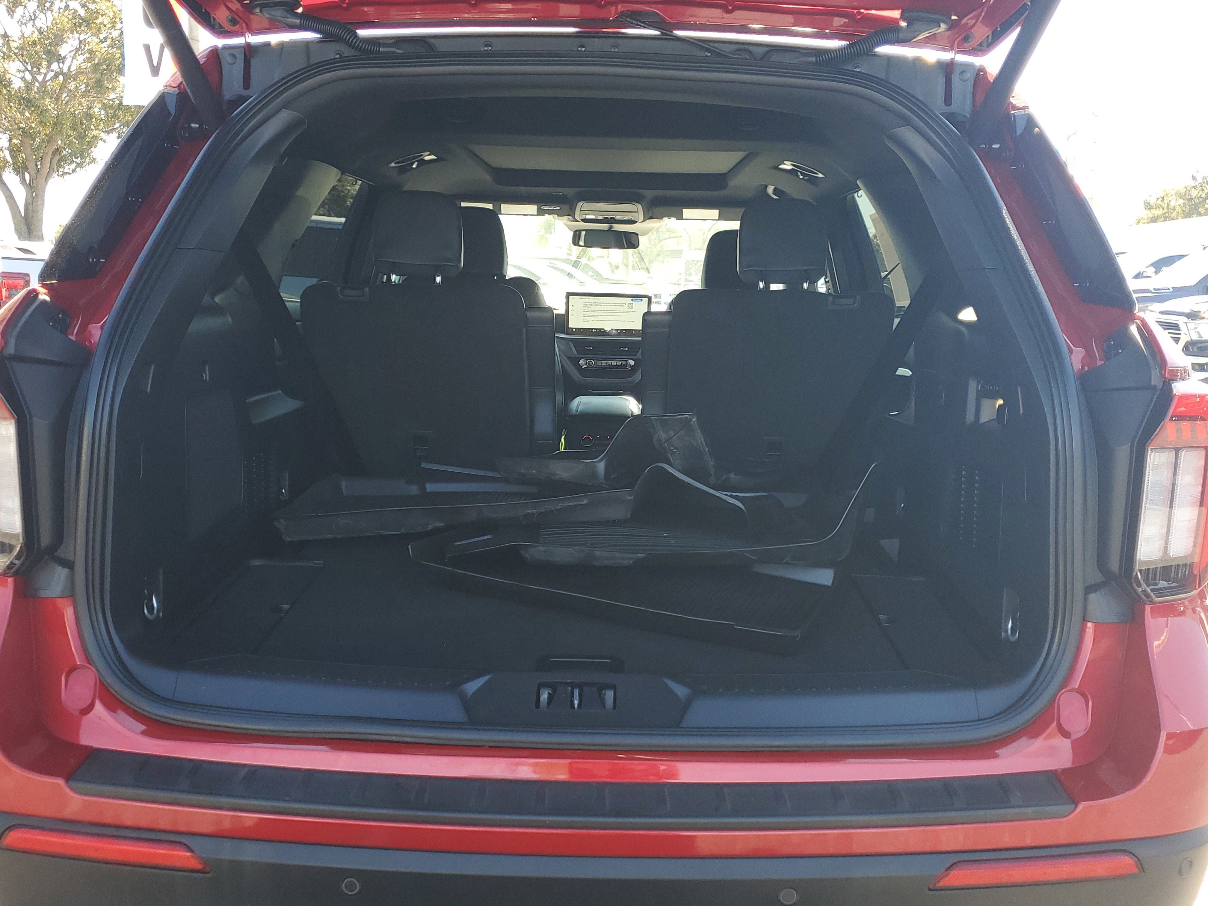 Certified 2025 Ford Explorer ST-Line w/ Premium Package image 9