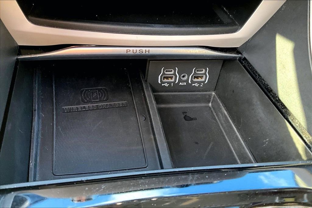 Used 2024 Chrysler Pacifica Limited FWD image 28
