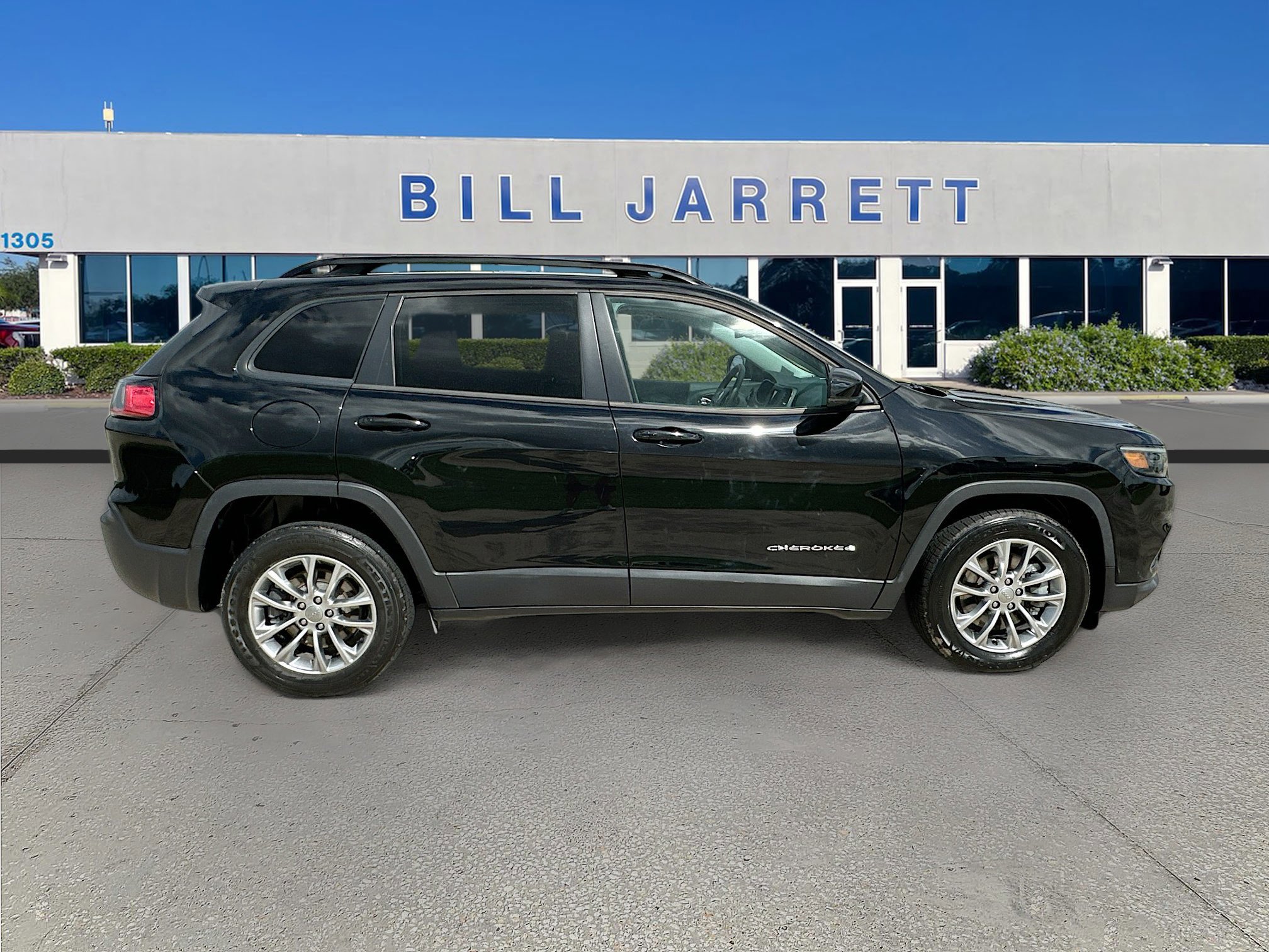 Used 2022 Jeep Cherokee Latitude Lux w/ Mopar Interior Package FWD image 6