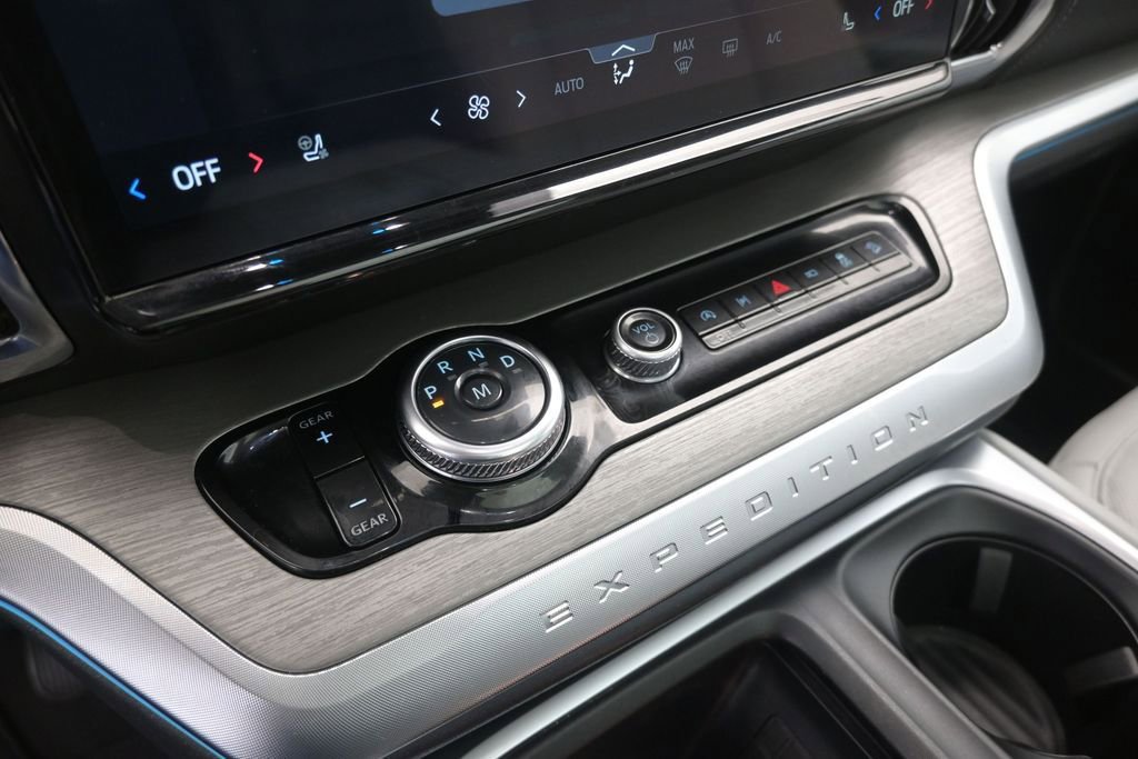 Certified 2025 Ford Expedition Platinum w/ Driver's Package AWD/4WD image 18