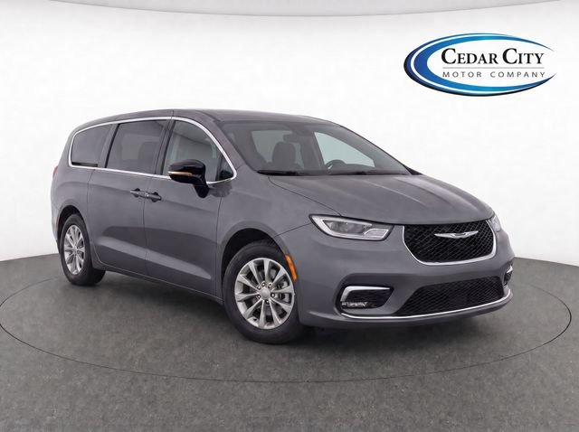 Used 2025 Chrysler Pacifica Select AWD/4WD image 2
